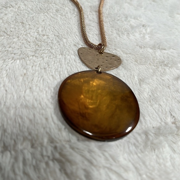 Stein Mart Spring Street Genuine Shell Gold Tone Necklace NEW - Picture 2 of 11